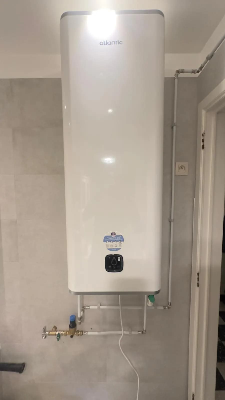 Chauffe-eau électrique mural installé dans une salle de bain