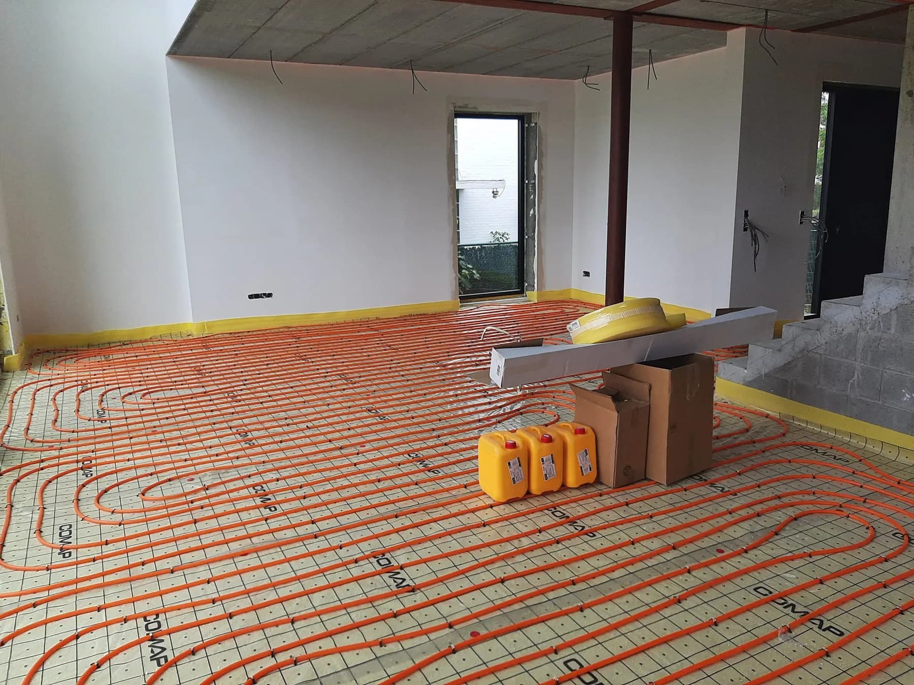 Circuits de chauffage au sol dans une grande pièce en rénovation