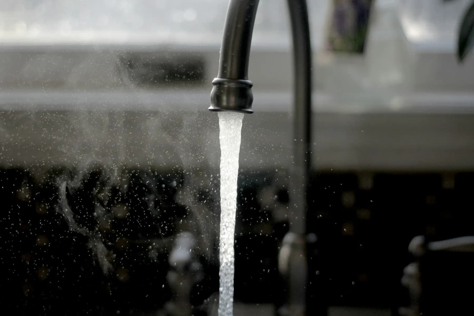Eau coulant d'un robinet de cuisine