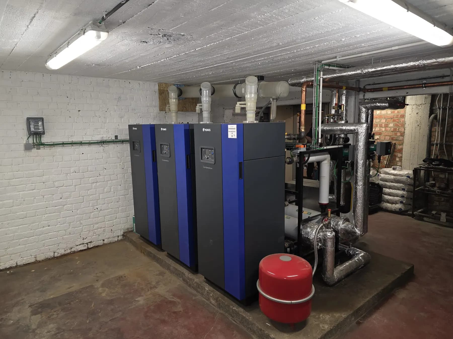 Chaufferie collective : chaudières montées en cascade dans un immeuble