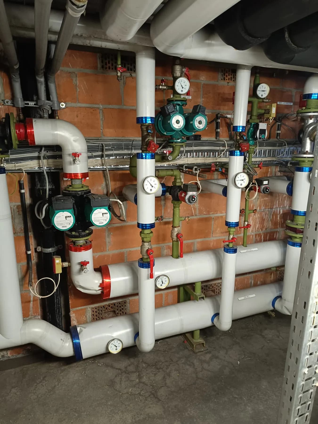 Circulateurs et vannes d'une chaufferie remise à neuf