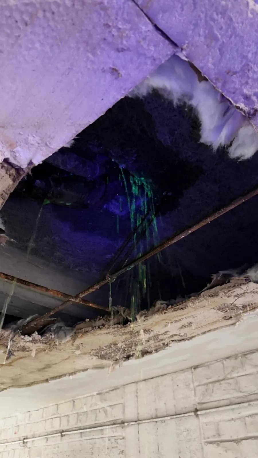 Écoulement d'eau localisé au traceur fluorescent