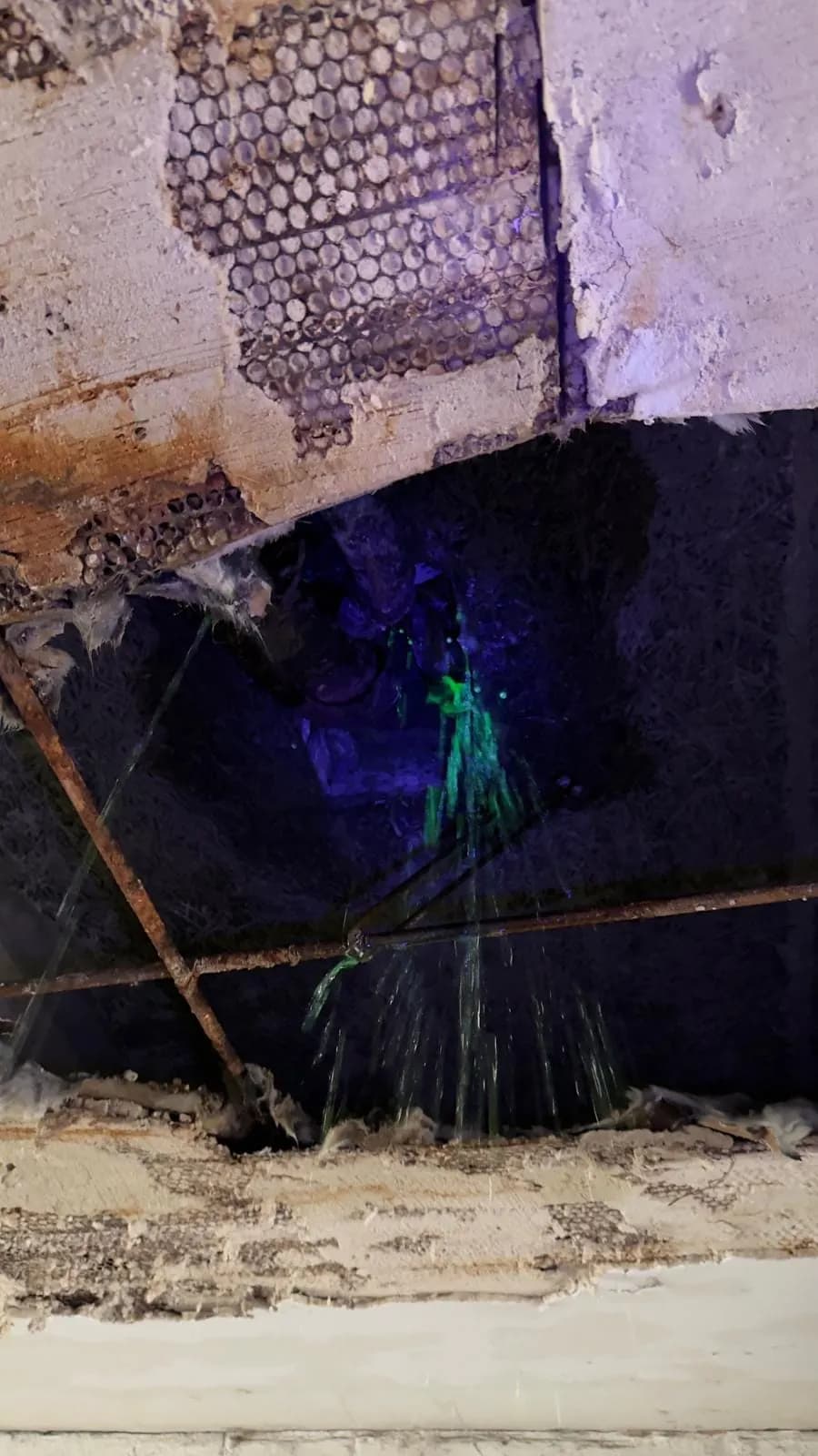 Traceur fluorescent révélant le trajet d'une fuite d'eau