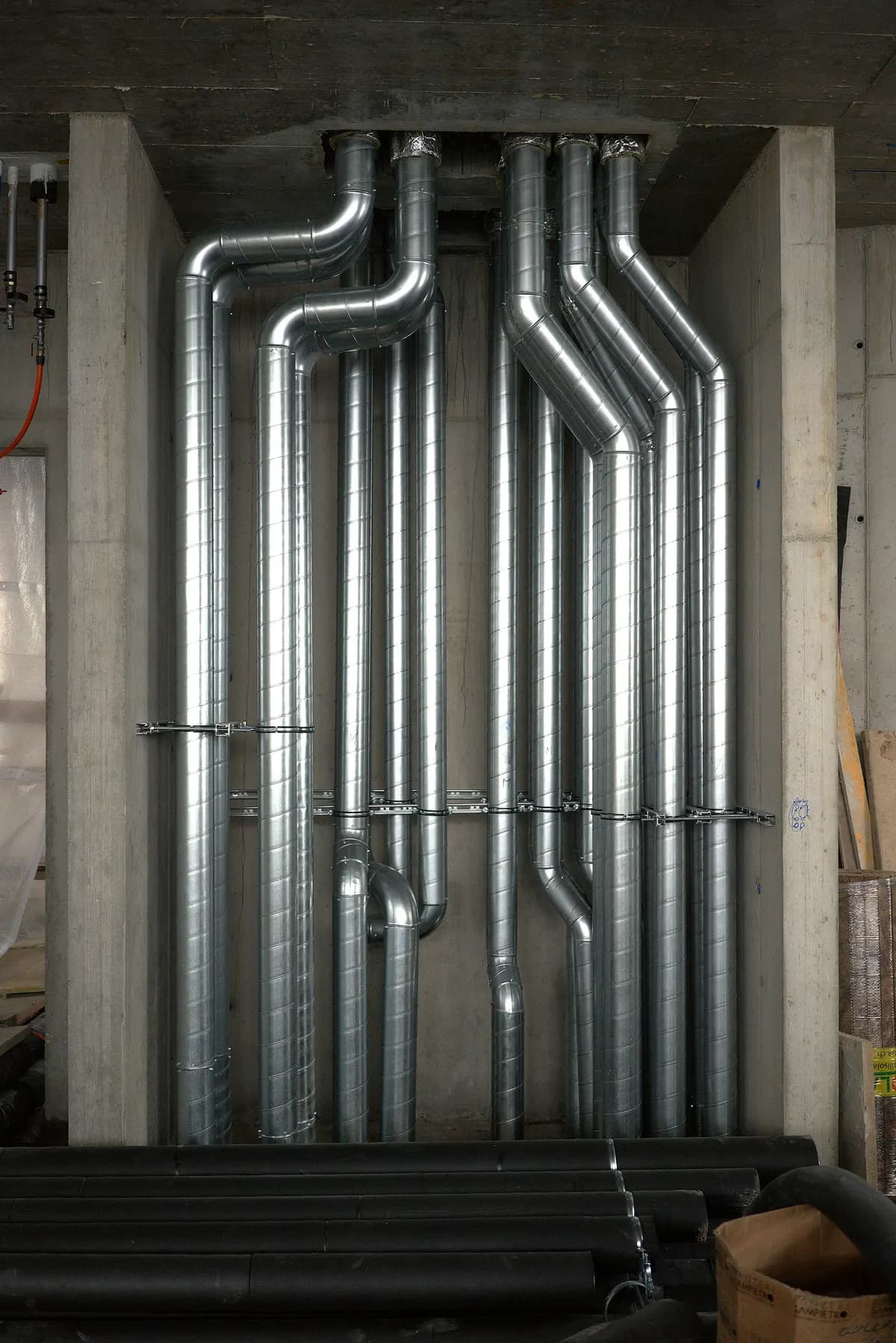 Conduits de ventilation en acier galvanisé le long d'un mur