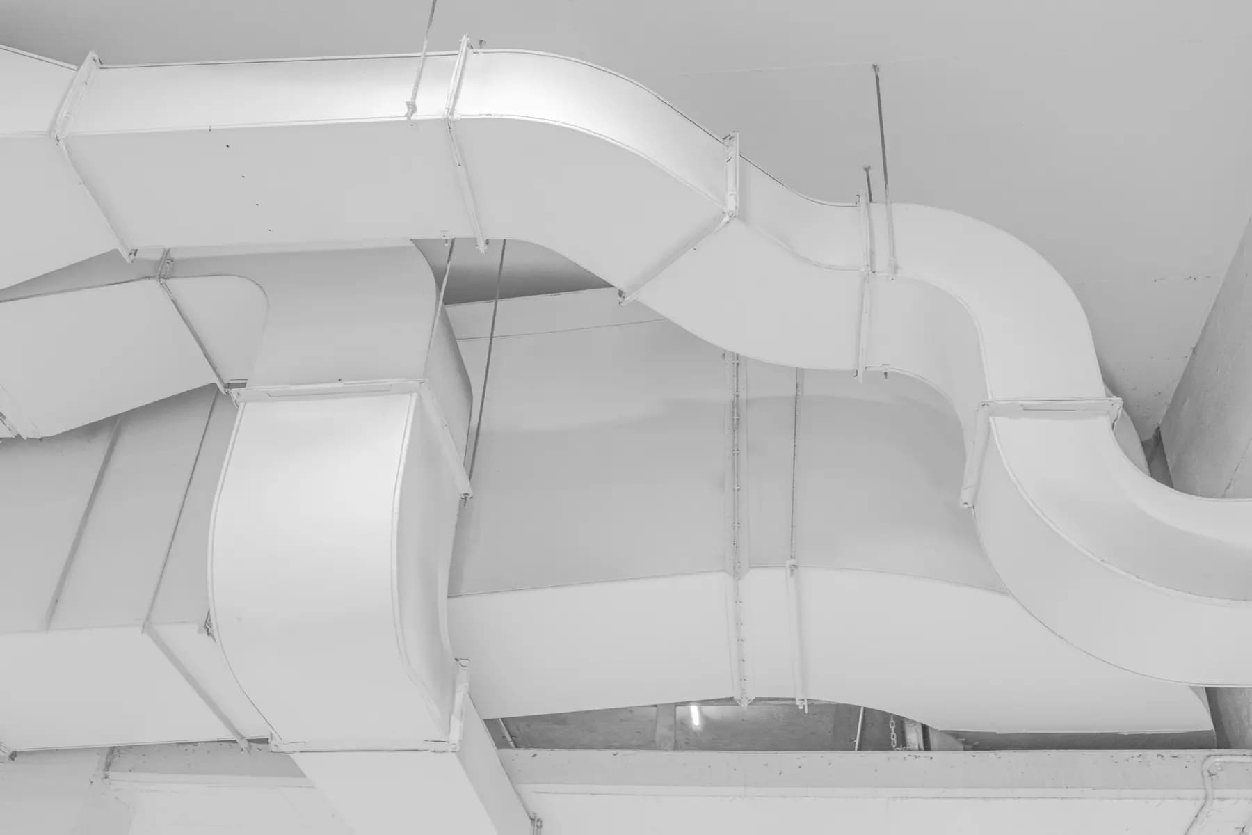 Gaines de ventilation rectangulaires suspendues au plafond