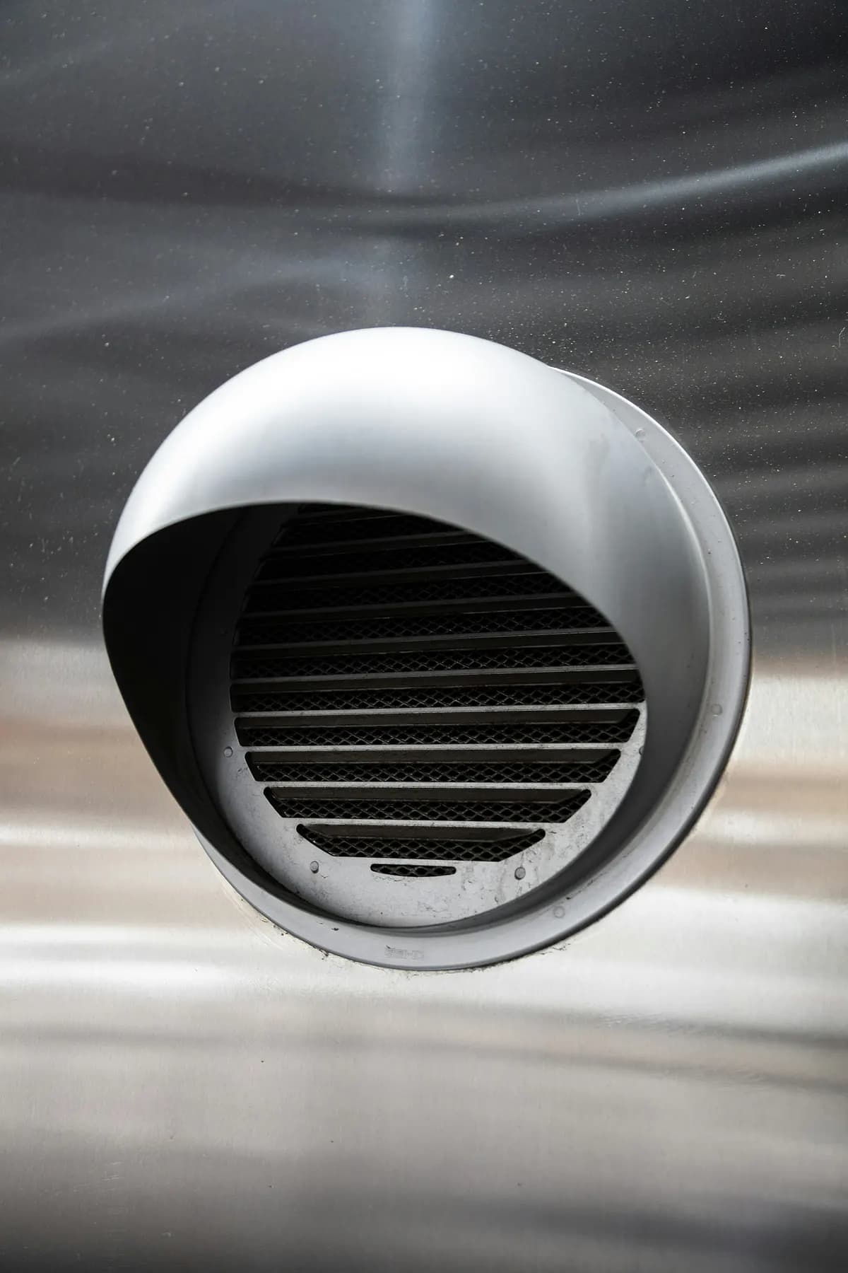 Grille de sortie d'air en acier sur une façade